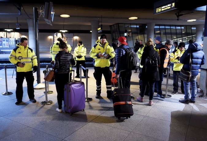 Denmark and Sweden tighten border controls amid refugee crisis - ảnh 1